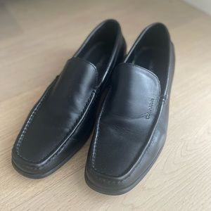 Calvin Klein size 10 men’s black loafers. Excellent condition.